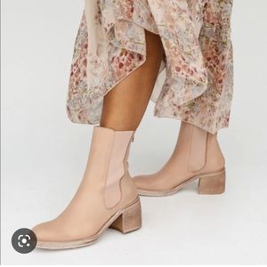 NWOB Free People Essential Chelsea Boot, 41